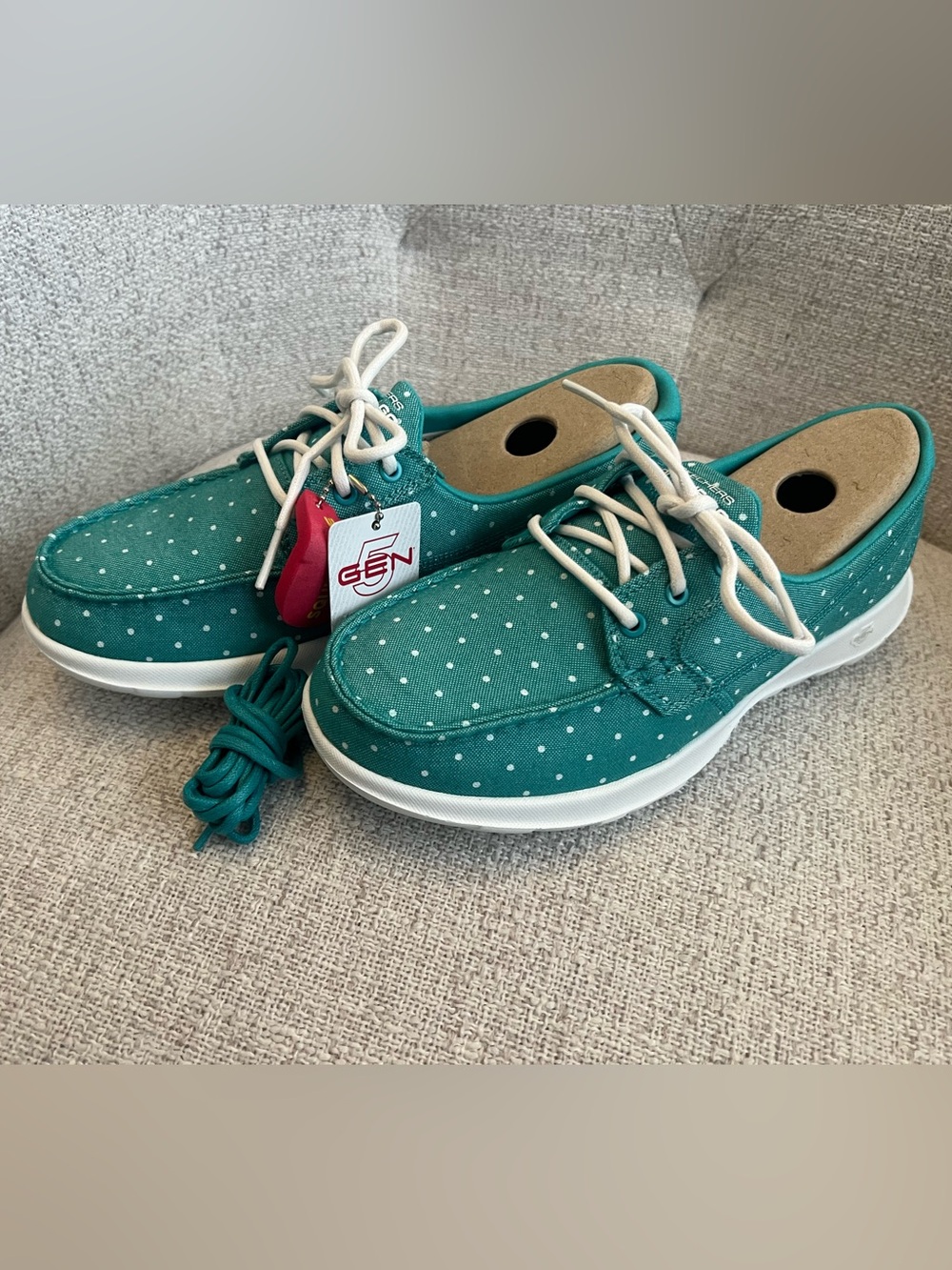 Skechers GO WALK Lite On‑The‑Go Turquoise Polka Dot Sneakers – Women’s 7.5